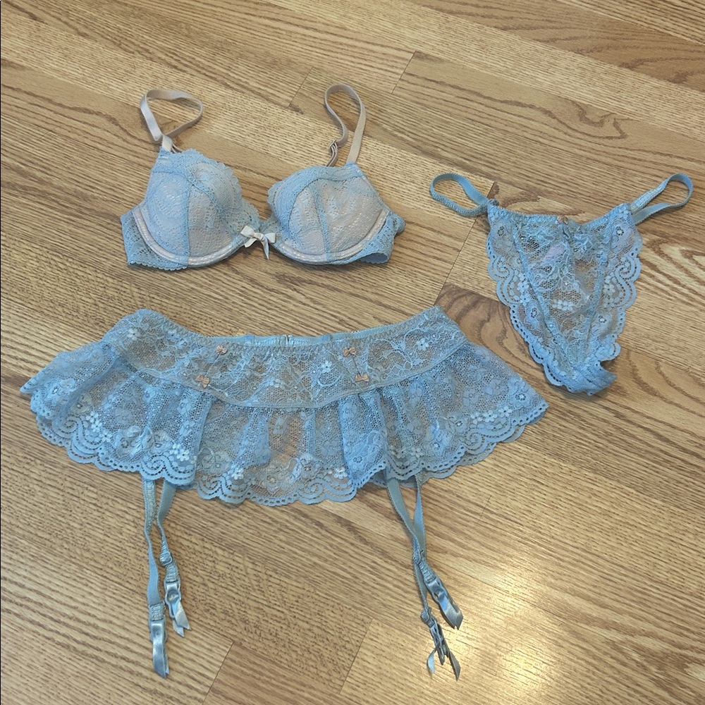 Victoria’s Secret bra 32 B and garterbelt M and vstring M set vintage Y2K